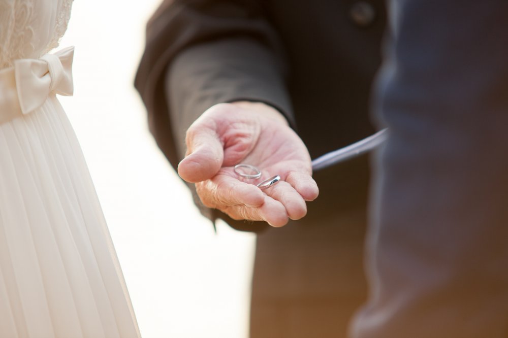 Обмен свадебными кольцами на берегу океана в Калифорнии