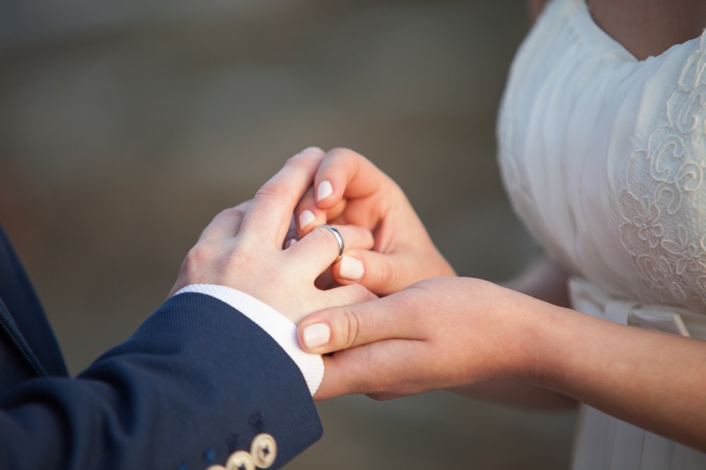 Официальная свадебная церемония на берегу океана в Калифорнии, США