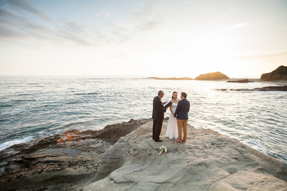 Официальная свадебная церемония на берегу океана в Калифорнии, США