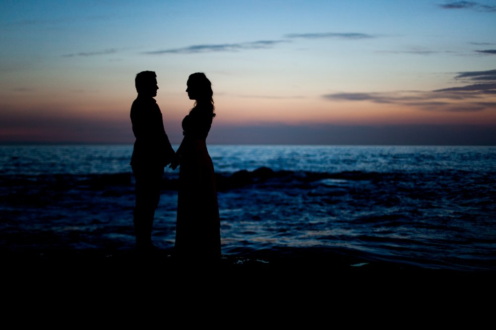 Официальная свадебная церемония на берегу океана в Калифорнии, США