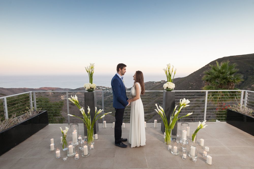 Декор свадебной церемонии для двоих на частной вилле с видом на Тихий океан в Малибу