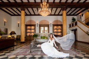 Невеста в холле отеля Лос-Анджелеса перед свадебной церемонией