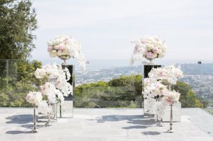 Свадебная церемония украшенная зеркальными подставками и цветочными композициями