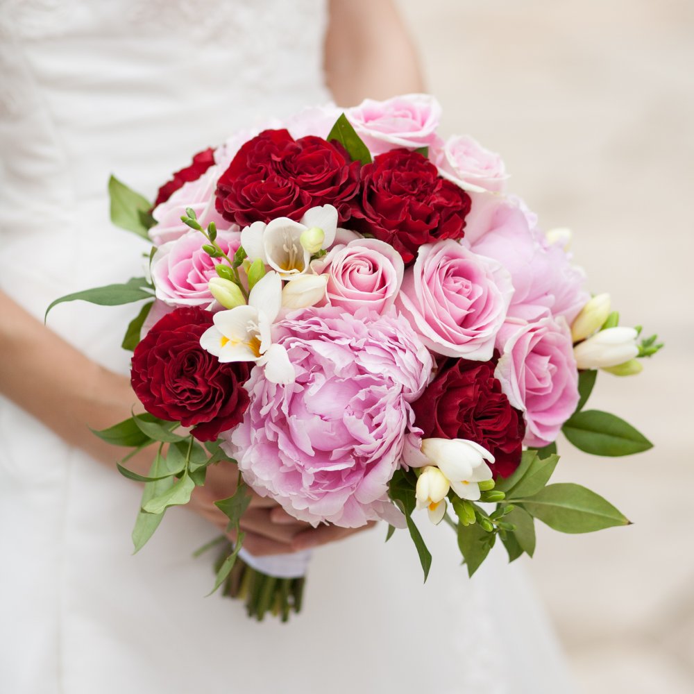 Свадебный букет из ярких роз и пионов