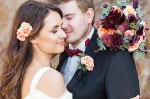 Жених и невеста перед церемонией на пляже в Малибу