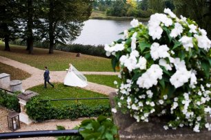 Свадебная прогулка жениха и невесты