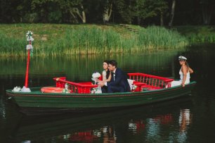 Свадебная прогулка жениха и невесты