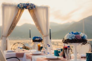 Использование гнезд при оформлении свадебного стола