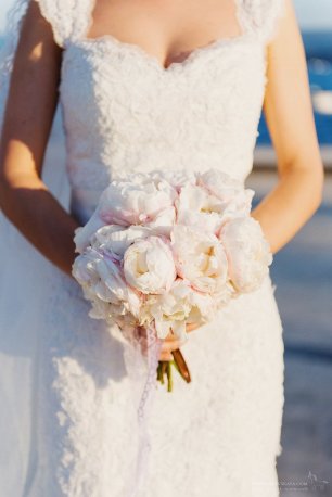 Классический букет невесты из нежнейших пионов