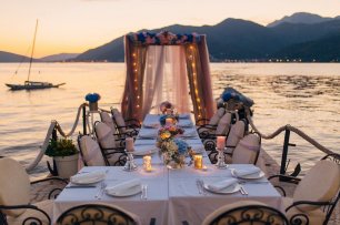 Оформление ужина на пирсе