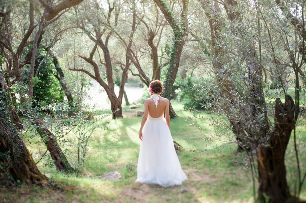 Прогулка невесты в оливковой роще
