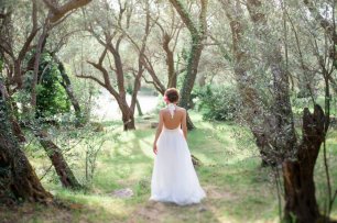 Прогулка невесты в оливковой роще