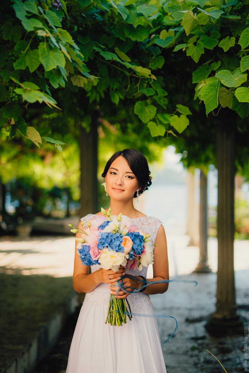 Яркий букет невесты с использованием готензий и пионовидных роз