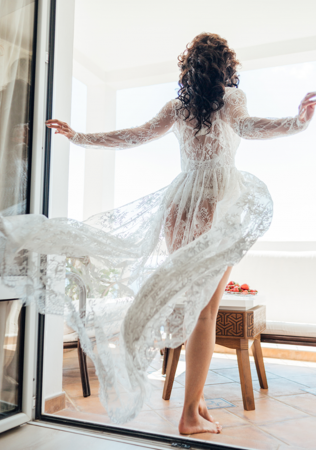 утро невесты в Черногории, невеста в кружевном будуарном платье, организатор ЧЕМОДАН ИДЕЙ