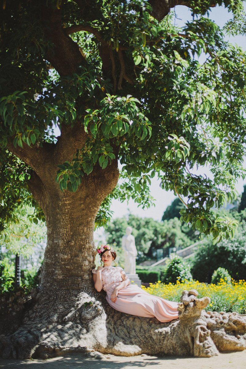 Фотосессия невесты под деревом