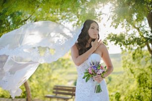 Легкая кружевная фата невесты