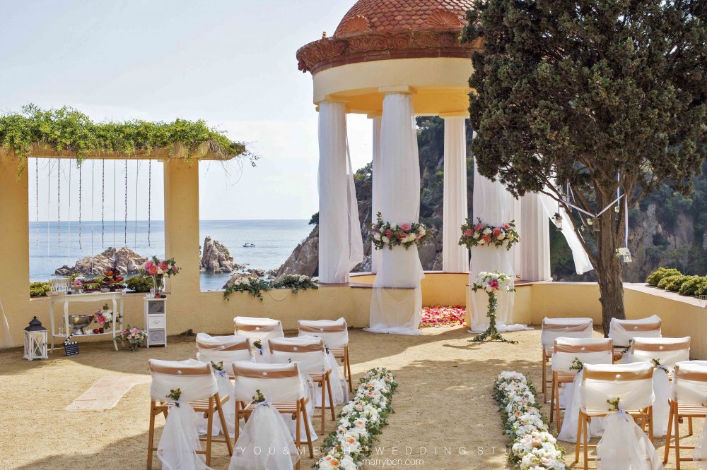 Оформление места церемонии в ботаническом саду на берегу моря, Испания