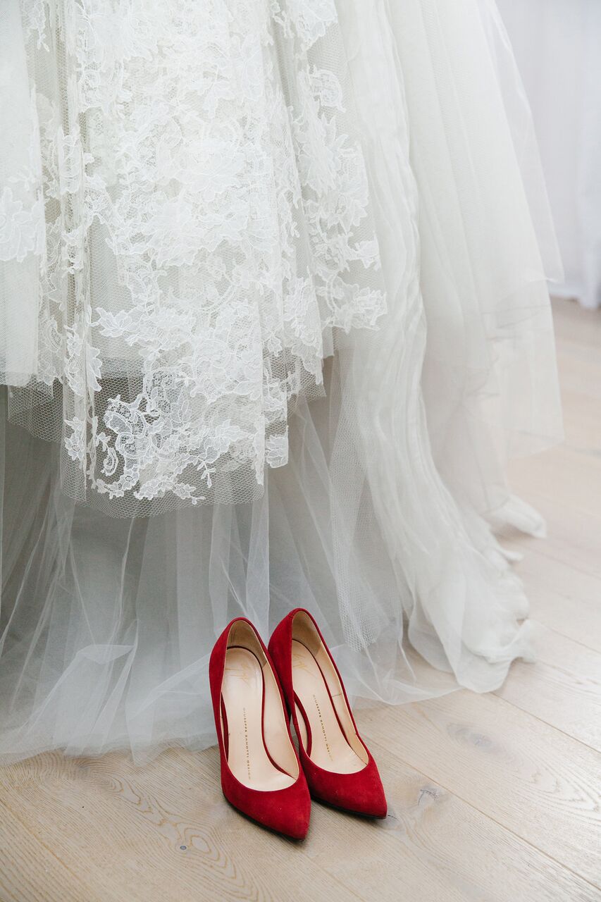 Свадебные с красными туфлями