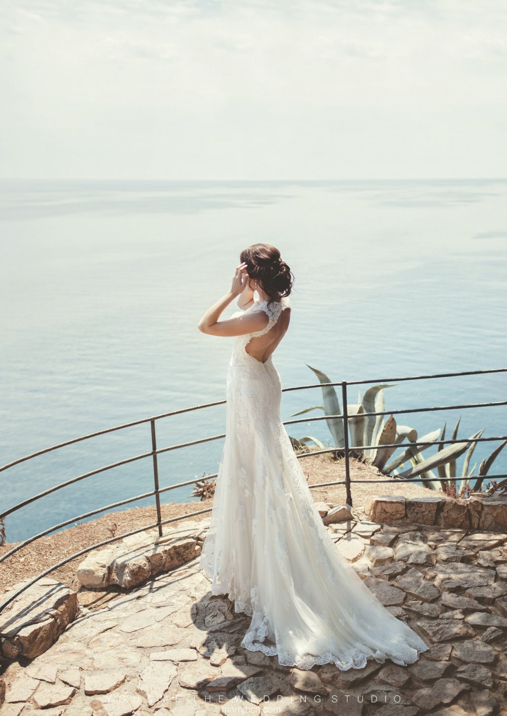 Платье невесты с открытой спинкой и небольшим шлейфом