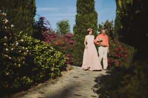 Появление невесты с отцом на церемонии