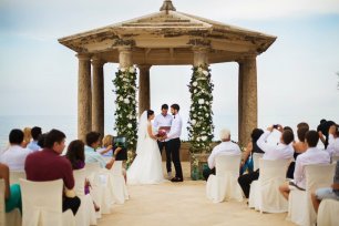 Свадебная церемония в беседке на берегу моря