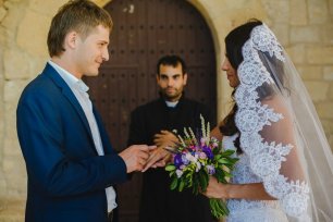 Свадебная церемония в монастыре средневековой испанской деревни