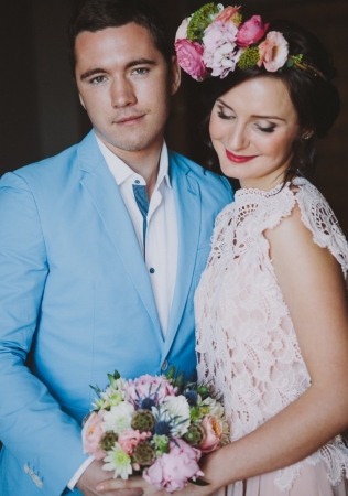 голубой костюм жениха, организатор СВАДЬБЫ В ИСПАНИИ