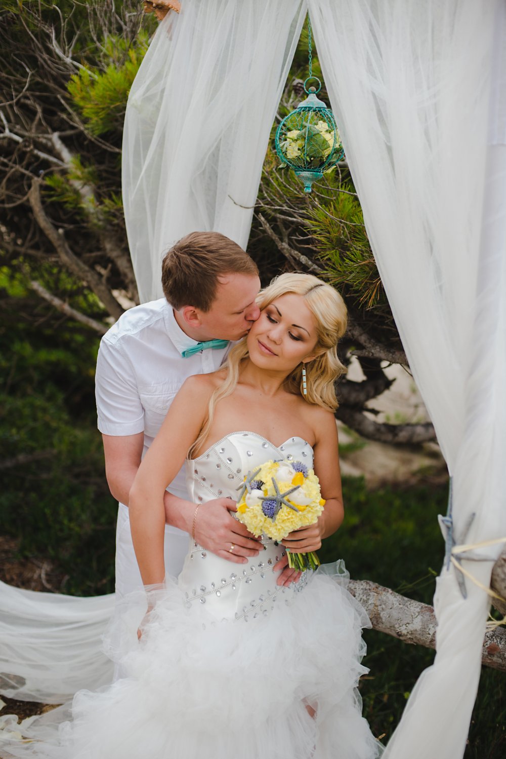 Встреча невесты и жениха в саду