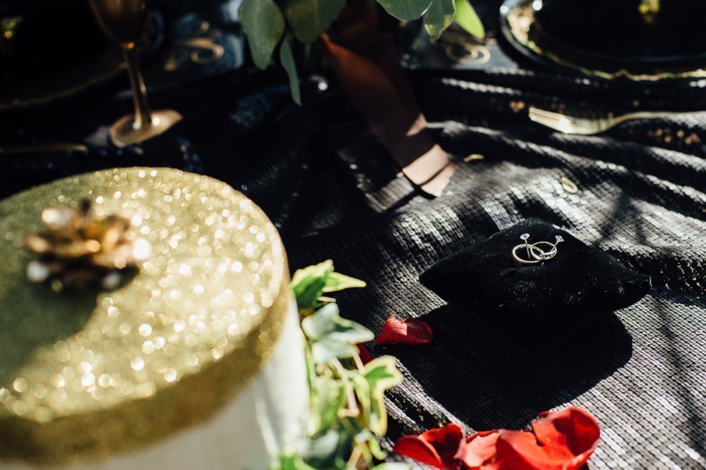 Для необычной черно-золотой свадьбы наши декораторы Atelier Decorelle выбрали светлый торт с золотистым декором для того, чтобы не создавать слишком драматичное настроение обилием темных оттенков. Организатор: StudioVictorias, фотограф: Olga Moreira