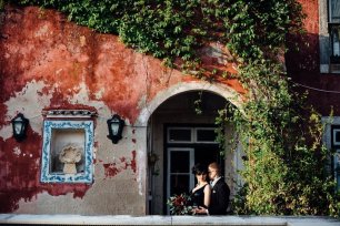 Фотосессия на фоне старинного здания