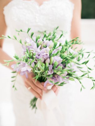 Нежный букет из фрезий оттеняет утонченный образ невесты