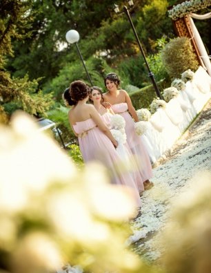 Подружки невесты на свадебной церемонии