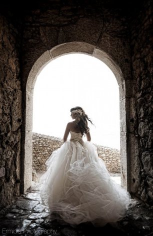 Роскошное свадебное платье с пышной юбкой