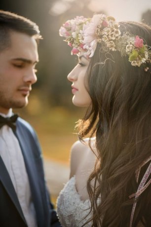Цветочный венок в свадебном образе невесты