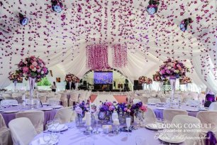 Фиолетовое оформление места торжества