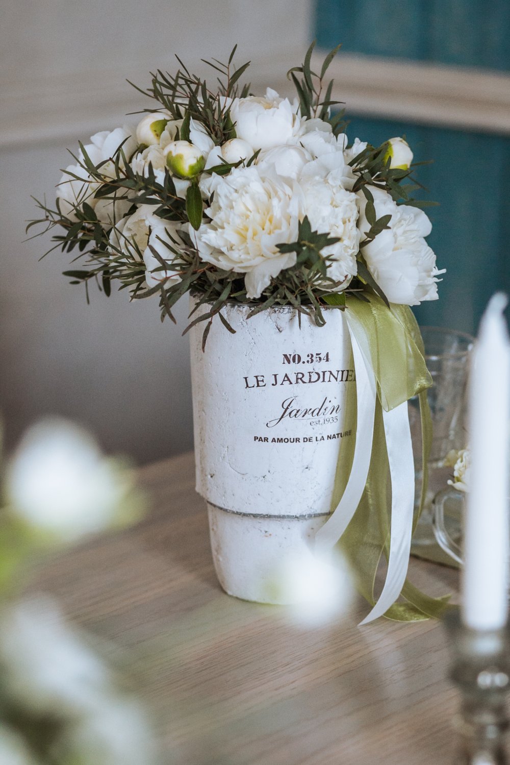Букет белых цветов в вазе