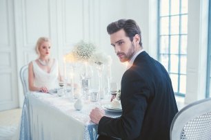 Серьезный взгляд жениха