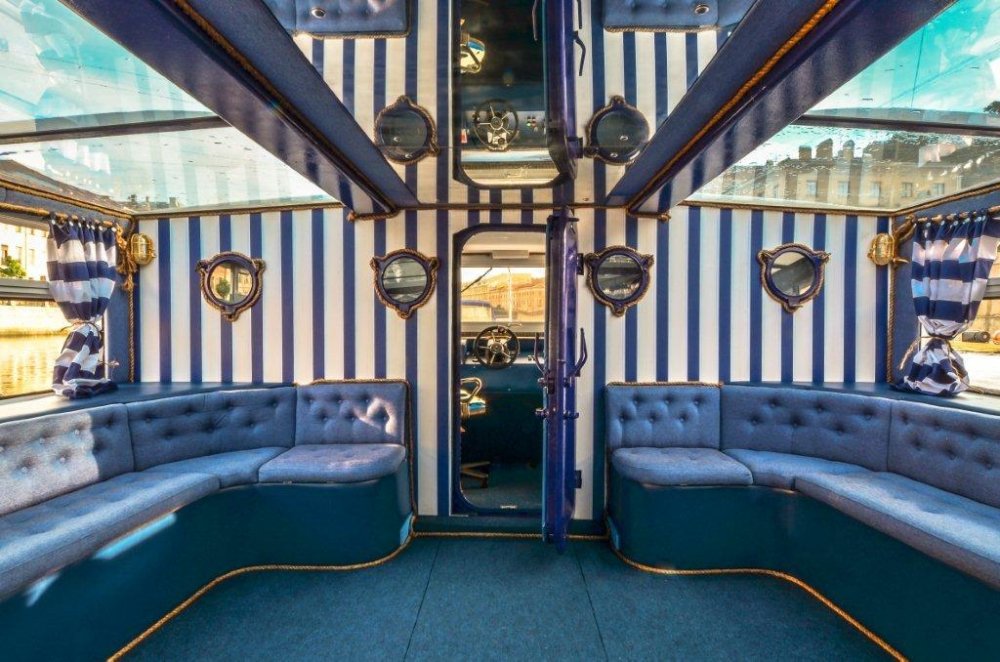 Теплоход «Лидия» предназначен для проведения различных мероприятий (свадьбы, выпускные, банкеты, дни рождения, экскурсии по рекам и каналам), оборудован аудиосистемой, микрофонами и колонками в салоне и на открытой палубе. В салоне теплохода при организации банкета могут комфортно разместиться до 40 гостей. При организации фуршета стоит приглашать не более 50 персон. По желанию клиентов возможно украсить теплоход, подключить аппаратуру ди-джея, а на открытой палубе установить мангал. Учитывайте, пожалуйста, что при подключении дополнительного оборудования к бортовой сети его суммарная мощность не должна превышать 3 кВт.