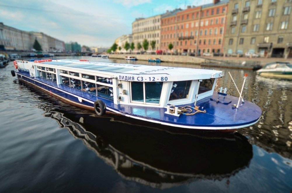 Теплоход «Лидия» предназначен для проведения различных мероприятий (свадьбы, выпускные, банкеты, дни рождения, экскурсии по рекам и каналам), оборудован аудиосистемой, микрофонами и колонками в салоне и на открытой палубе. В салоне теплохода при организации банкета могут комфортно разместиться до 40 гостей. При организации фуршета стоит приглашать не более 50 персон. По желанию клиентов возможно украсить теплоход, подключить аппаратуру ди-джея, а на открытой палубе установить мангал. Учитывайте, пожалуйста, что при подключении дополнительного оборудования к бортовой сети его суммарная мощность не должна превышать 3 кВт.
