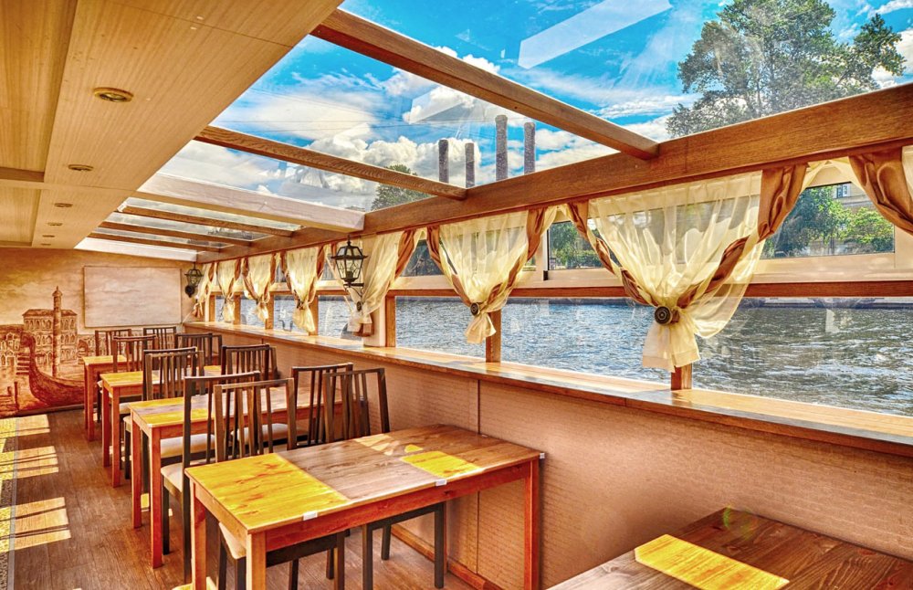 «Де Марко» — этот теплоход уверенно подойдёт как на свадьбу, так и на банкет, выпускной вечер или корпоративное мероприятие. Оборудован аудиосистемой, телеэкраном, системой отопления, электроснабжением 220В. В салоне теплохода при организации банкета могут комфортно разместиться до 35 гостей. При организации фуршета на борт теплохода стоит приглашать не более 50 персон.