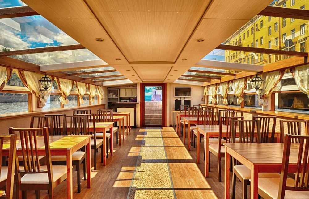 «Де Марко» — этот теплоход уверенно подойдёт как на свадьбу, так и на банкет, выпускной вечер или корпоративное мероприятие. Оборудован аудиосистемой, телеэкраном, системой отопления, электроснабжением 220В. В салоне теплохода при организации банкета могут комфортно разместиться до 35 гостей. При организации фуршета на борт теплохода стоит приглашать не более 50 персон.