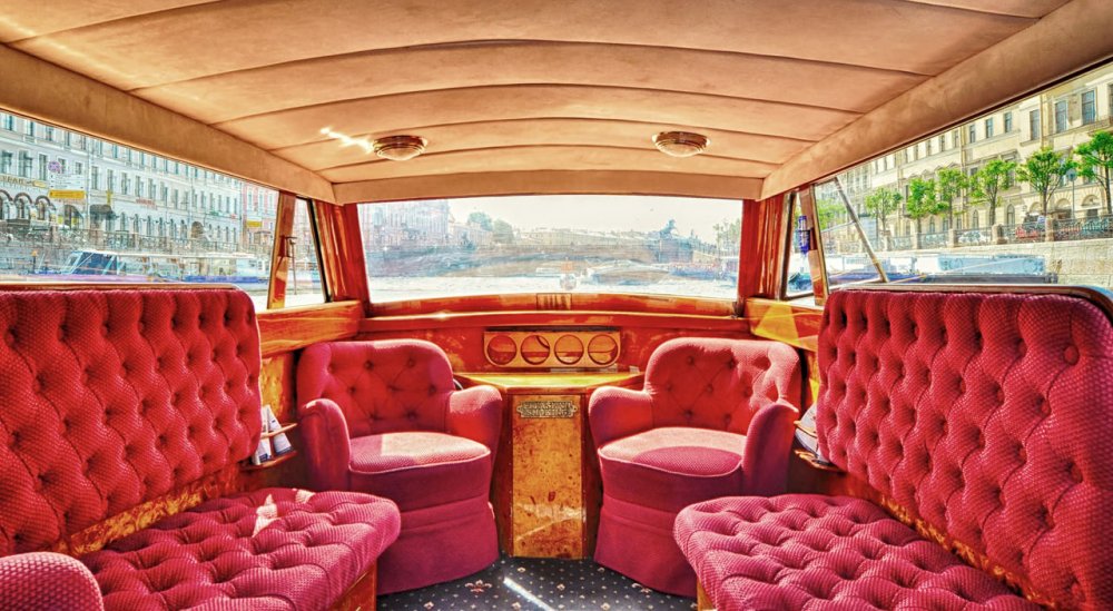 Роскошный итальянский катер «Катарина» (Katarina) поразит ваших гостей сочетанием скорости и изысканности. Единственная в Санкт-Петербурге лодка, выполненная из массива красного дерева, взявшая свой образ от венецианского такси. Идеально подходит для спокойных прогулок в тени деревьев по городским каналам, скоростных «полётов» по водной глади и для проведения фотосессий. К услугам пассажиров закрытая каюта с уютными креслами и невероятно романтичная открытая палуба.

Венецианский катер в СПб в аренду по лучшей цене!