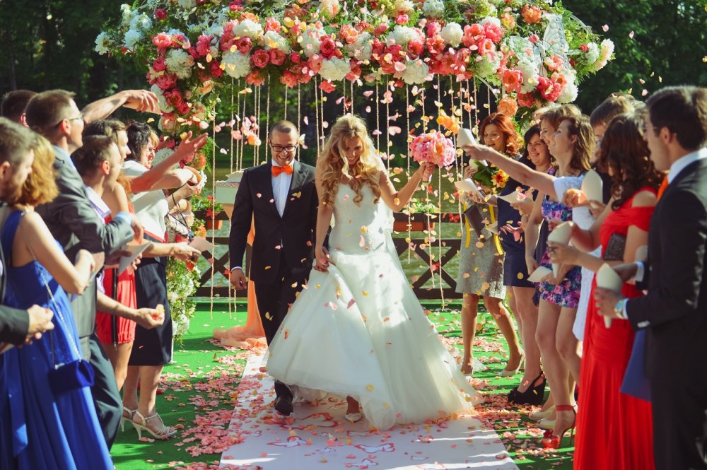 Красивая майская свадьба в загородном ресторане. В декоре было задействовано 990.000 бабочек, сделанных вручную!