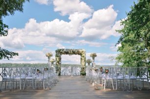 Красивая выездная церемония бракосочетания у воды от "Лавки Чудес"