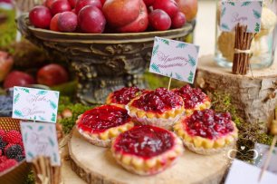 Сладкие фруктовые корзиночки для гостей