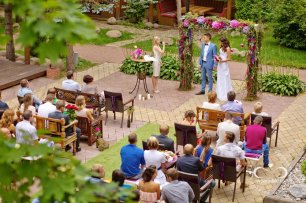 Яркая свадьба с большим количеством растительности в декоре и выразительными деталями