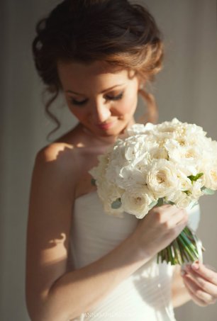 Алёна с букетом из пионовидных роз Дэвида Остина