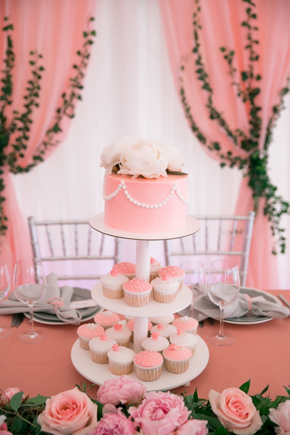 Свадебные пирожные розовые