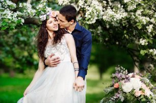 Нежное летнее фото жениха и невесты на прогулке