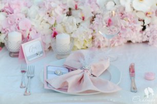 Сервировочные детали в нежно-розовых тонах